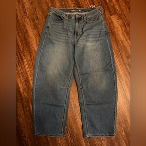 Woman’s Barrel Jeans